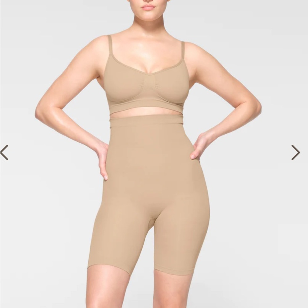 NWOT Skims Seamless Sculpt HIGH-WAISTED ABOVE THE KNEE SHORT - M